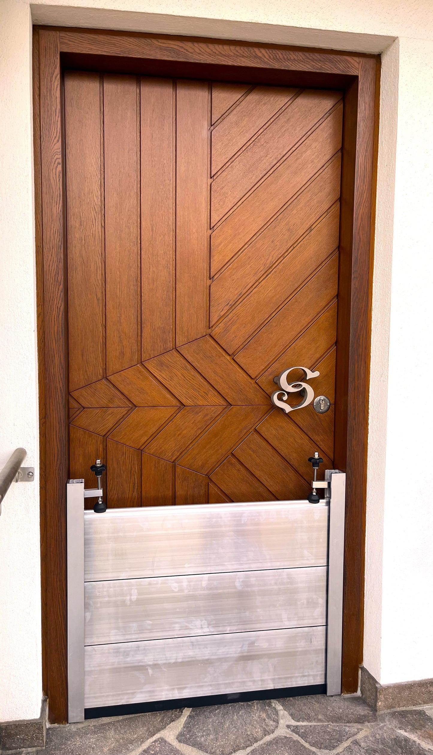 ATEC flood protection system in the reveal with clear widths of 400-490mm